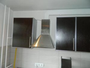 Установка вытяжки на кухне в Видном