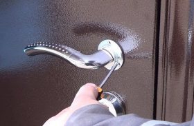Замена дверной ручки металлической двери в Видном