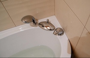 Установка смесителя на ванну в Видном